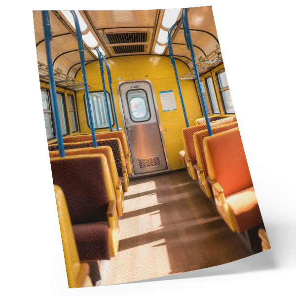 Poster în culori saturate Interiorul trăsurii galbene cu scaune portocalii
