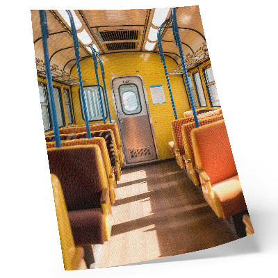 Poster în culori saturate Interiorul trăsurii galbene cu scaune portocalii