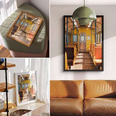 Poster în culori saturate Interiorul trăsurii galbene cu scaune portocalii