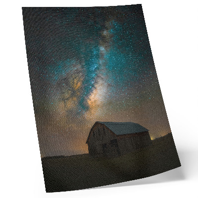 Poster în culori saturate Cerul nopții cu stele și Calea Lactee deasupra hambarului
