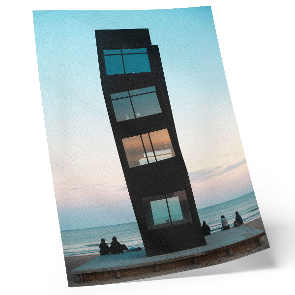 Poster rezistent pentru perete Un turn negru modern peste o mare albastră