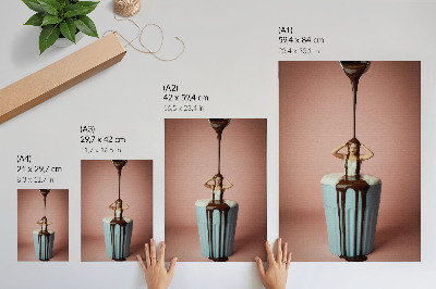 Poster în culori saturate Persoană într-o ceașcă de ciocolată pe un fundal roz
