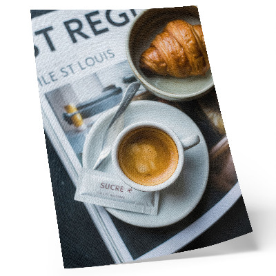 Poster în culori saturate Cafea croissant eleganță relaxare fundal alb-negru