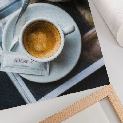 Poster în culori saturate Cafea croissant eleganță relaxare fundal alb-negru