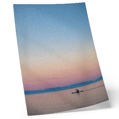 Poster în culori saturate Caiac pe o mare calmă în culori pastelate