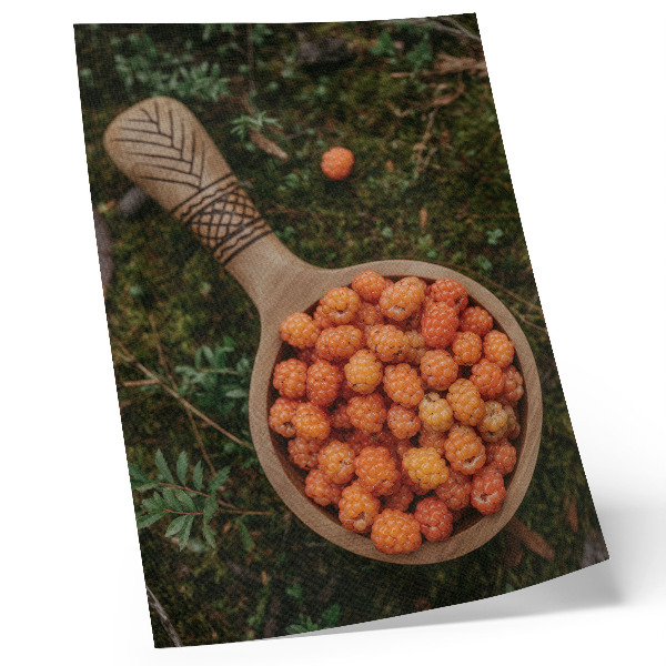 Poster rezistent pentru perete Un bol de lemn cu fructe de pădure pe un fundal de mușchi
