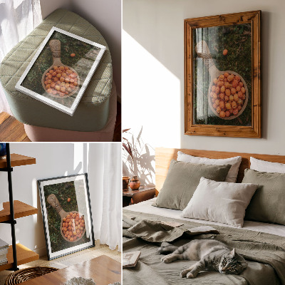 Poster rezistent pentru perete Un bol de lemn cu fructe de pădure pe un fundal de mușchi