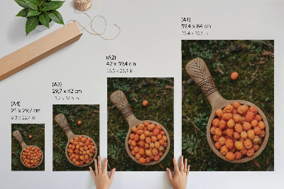 Poster rezistent pentru perete Un bol de lemn cu fructe de pădure pe un fundal de mușchi