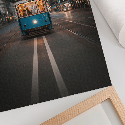 Poster în culori saturate Lumini retro ale tramvaiului orașului de seară, energie retro