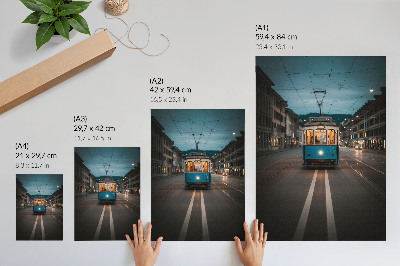 Poster în culori saturate Lumini retro ale tramvaiului orașului de seară, energie retro