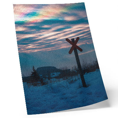 Poster în culori saturate Peisaj atmosferic de iarnă, nori colorați, semn singuratic