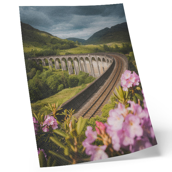 Grafică modernă pe pânză Viaduct de piatră dealuri verzi flori pastelate