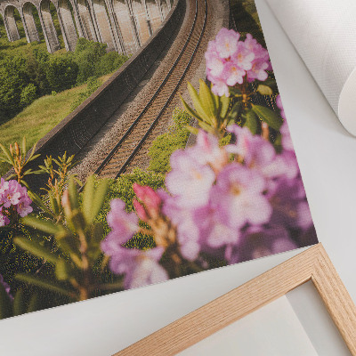 Grafică modernă pe pânză Viaduct de piatră dealuri verzi flori pastelate
