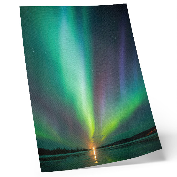Poster în culori saturate Aurora boreală peste un peisaj nocturn plin de stele