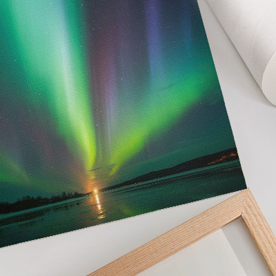 Poster în culori saturate Aurora boreală peste un peisaj nocturn plin de stele