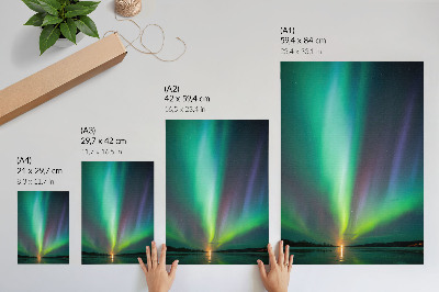 Poster în culori saturate Aurora boreală peste un peisaj nocturn plin de stele