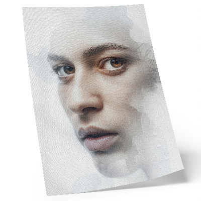 Poster în culori saturate Un chip delicat, o atmosferă misterioasă, un joc subtil