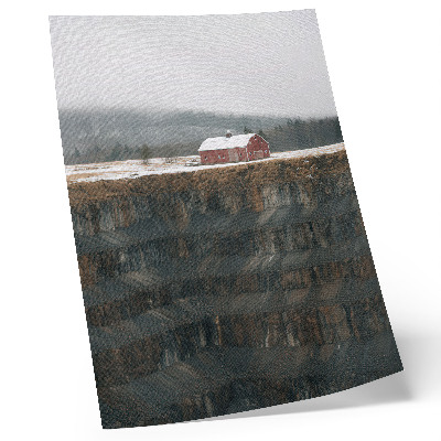 Poster în culori saturate Hambar lângă pantă, peisaj de iarnă, pădure, ceață