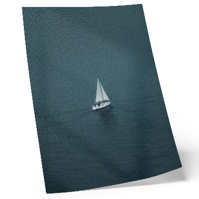 Poster în culori saturate Un iaht pe o mare calmă, o compoziție minimalistă