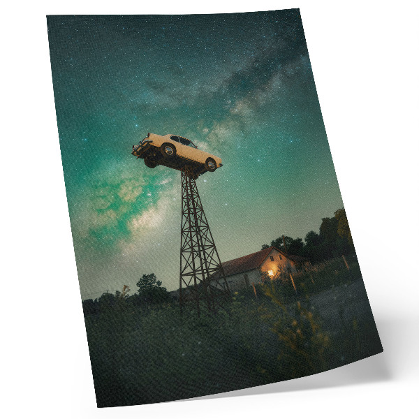 Poster în culori saturate Spectaculoasă mașină suspendată pe turn