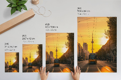 Poster în culori saturate Seară oraș energie tramvai viață străzi clădiri