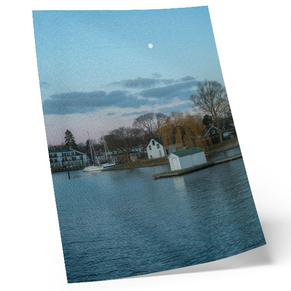 Poster rezistent pentru perete Cerul de deasupra lacului, casele, luna, copacii