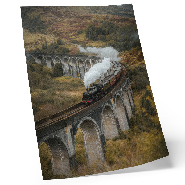 Poster în culori saturate Un tren pe un pod printre dealuri verzi