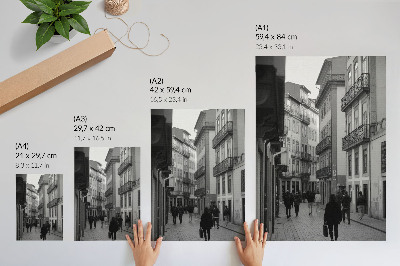 Poster în culori saturate Arhitectură stradală alb-negru oameni