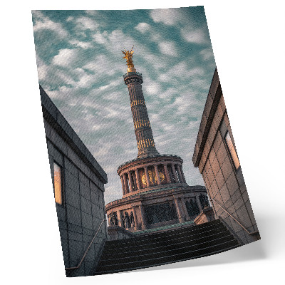 Poster în culori saturate O coloană elegantă cu un înger și arhitectură modernă