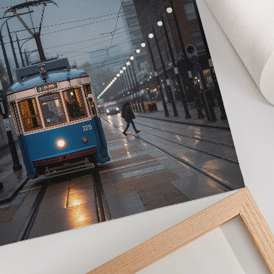 Poster în culori saturate Tramvai albastru zi ploioasă viață urbană