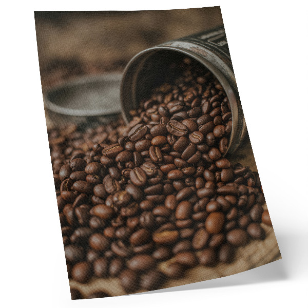 Poster în culori saturate Boabe de cafea într-o compoziție împrăștiată direct din cutie