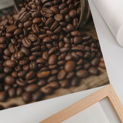 Poster în culori saturate Boabe de cafea într-o compoziție împrăștiată direct din cutie