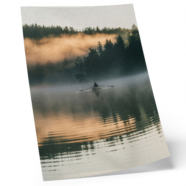 Grafică modernă pe pânză Barcă în ceață pe lac, copaci verzi, reflecții ale apei
