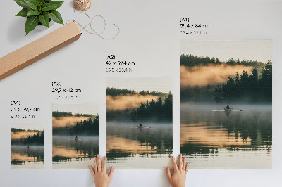 Grafică modernă pe pânză Barcă în ceață pe lac, copaci verzi, reflecții ale apei
