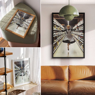 Grafică modernă pe pânză O femeie într-o rochie retro sare într-un magazin