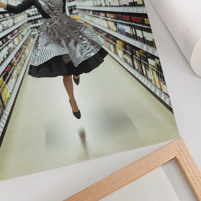 Grafică modernă pe pânză O femeie într-o rochie retro sare într-un magazin