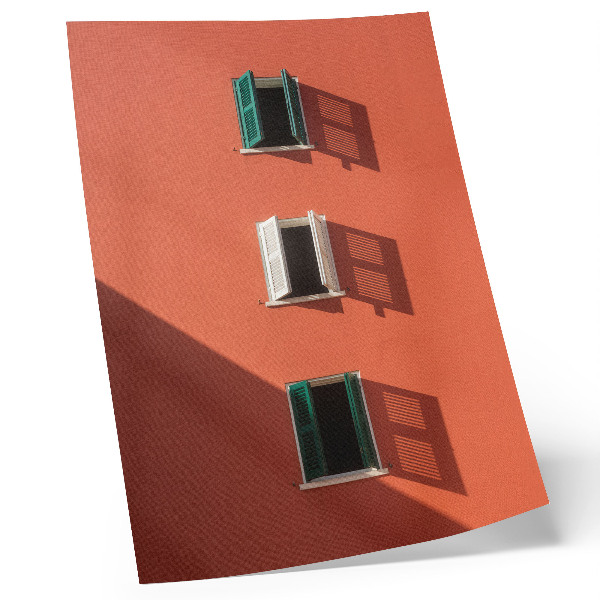Poster în culori saturate Perete portocaliu, trei ferestre, jaluzele verzi