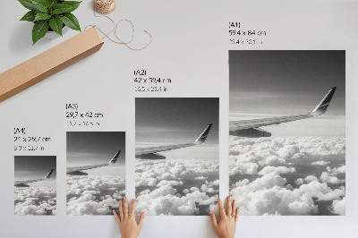 Poster în culori saturate Aripă de avion deasupra norilor, stil alb-negru