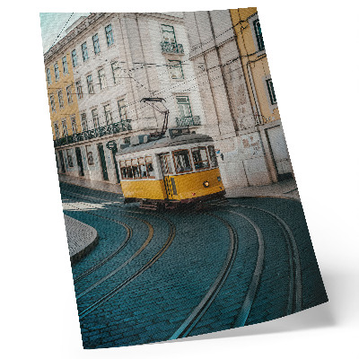 Poster în culori saturate Un tramvai galben pe o curbă pe o stradă a orașului