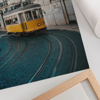 Poster în culori saturate Un tramvai galben pe o curbă pe o stradă a orașului