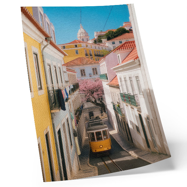 Poster în culori saturate O stradă cu tramvai, case de locuit în culori pastelate, flori