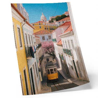 Poster în culori saturate O stradă cu tramvai, case de locuit în culori pastelate, flori