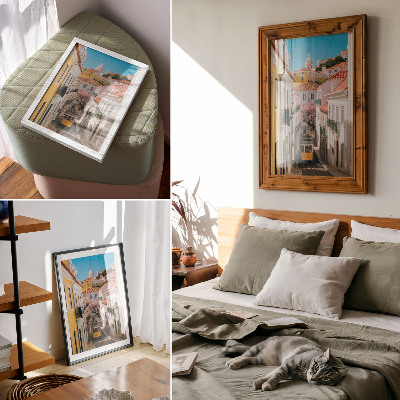 Poster în culori saturate O stradă cu tramvai, case de locuit în culori pastelate, flori
