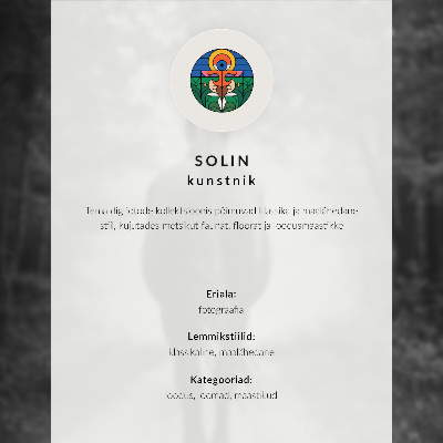 Poster în culori saturate Cal în pajiște, nori, dimineață, armonia naturii