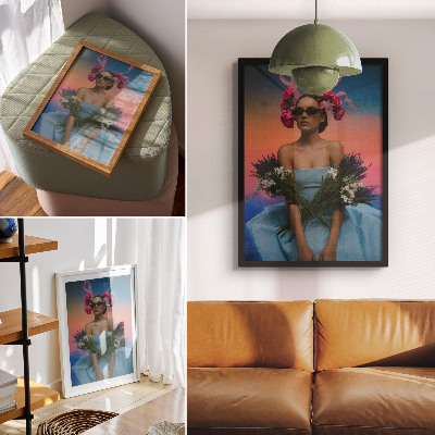 Poster în culori saturate Femeie cu flori pe fundalul unui apus de soare