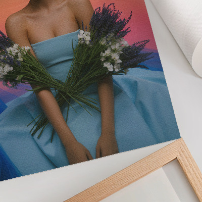 Poster în culori saturate Femeie cu flori pe fundalul unui apus de soare