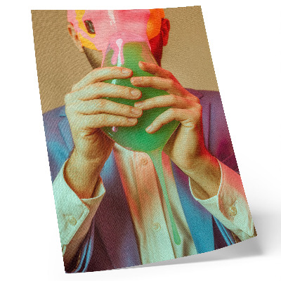 Poster în culori saturate O mască colorată în mâinile unei figuri suprarealiste