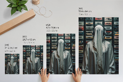 Poster în culori saturate O figură în alb în fața unui perete plin de casete audio