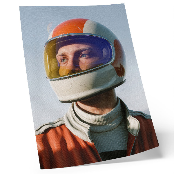 Poster în culori saturate O figură într-o cască spațială, atmosferă futuristă
