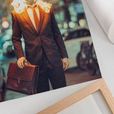 Poster în culori saturate Bărbat elegant cu capul în flăcări în oraș
